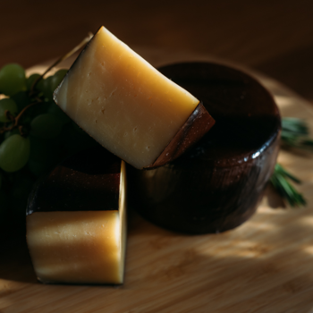 Сыр Молочное море Швейцарский 50,0% 0,3 кг, термоусадочная пленка