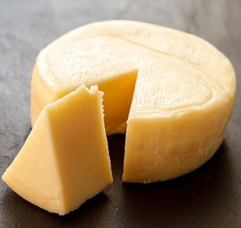 Сыр твердый из коровьего молока