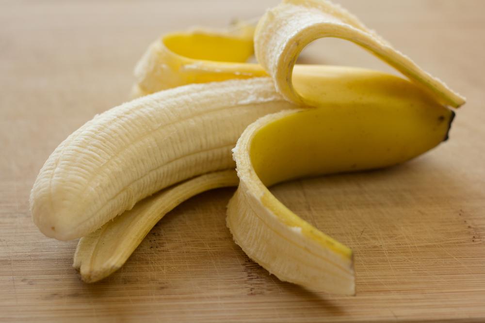 Мандарин 1 банан. Банан очищенный. Банан открытый. Банан полуочищенный. Банан раскрытый.