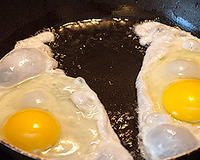 Яйца от КФХ "Трушково поле". Сравнение с яйцом из птицефабрики